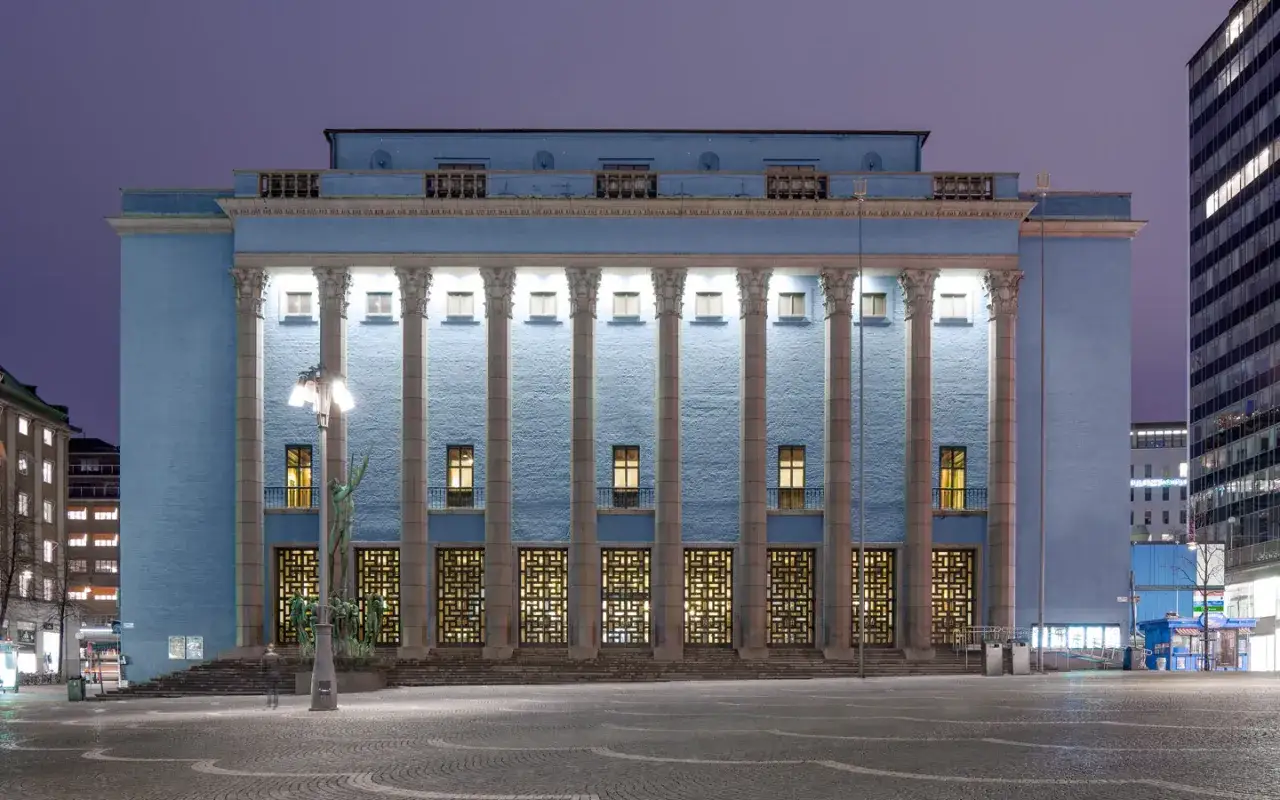 Konserthuset Stockholm, en bl&aring; byggnad med kolonner, &auml;r en plats f&ouml;r sp&auml;nnande konserter och evenemang.