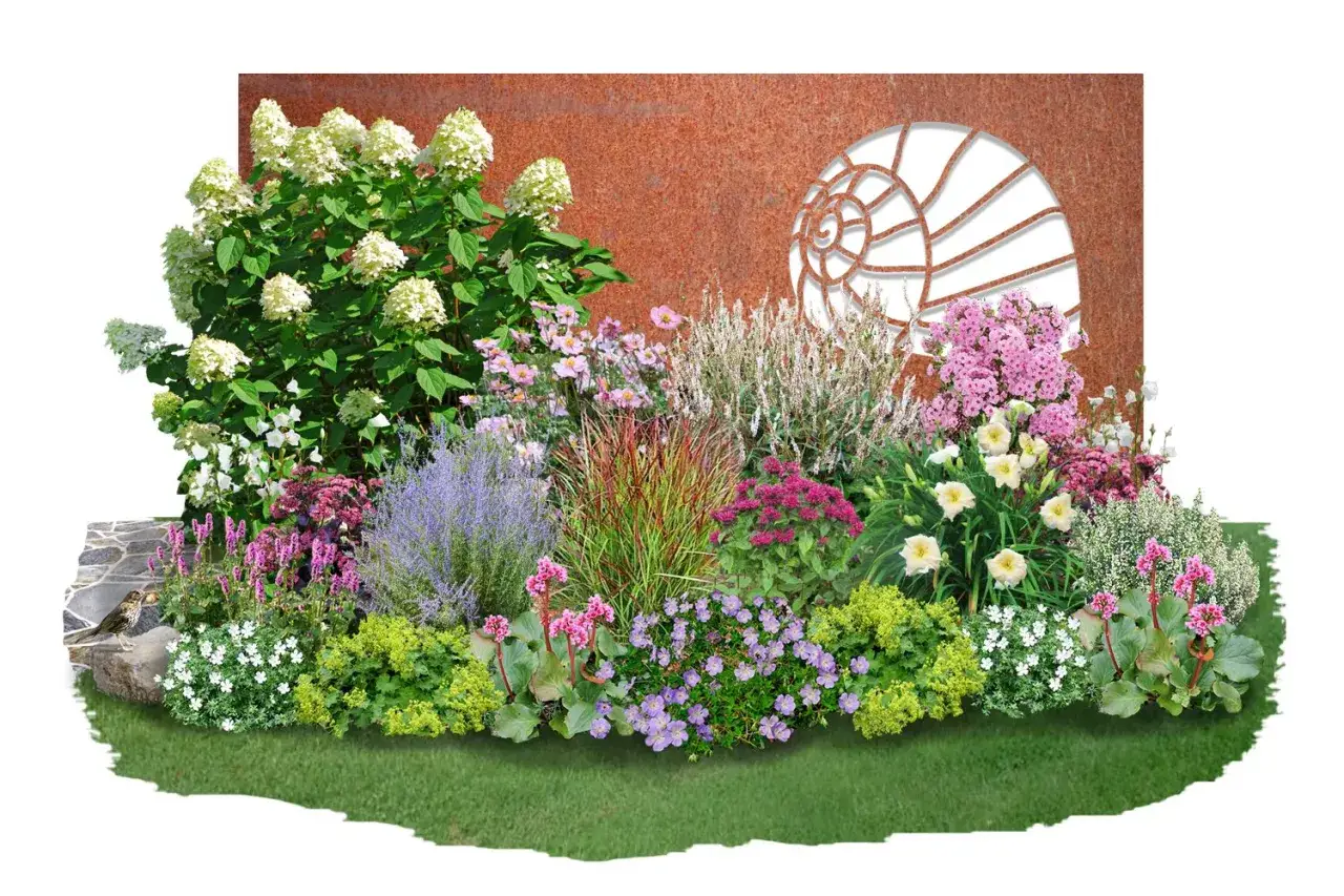 Ein üppiger Garten mit vielen Blumen und einer rostigen Wand mit einem Schneckenhaus-Motiv.