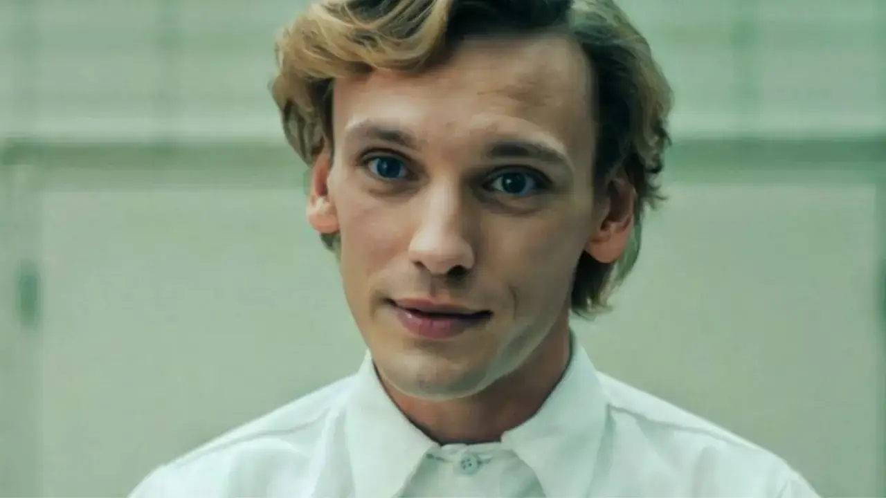 Henry Creel, znany jako Vecna z 001 Stranger Things, patrzy z uwagą.