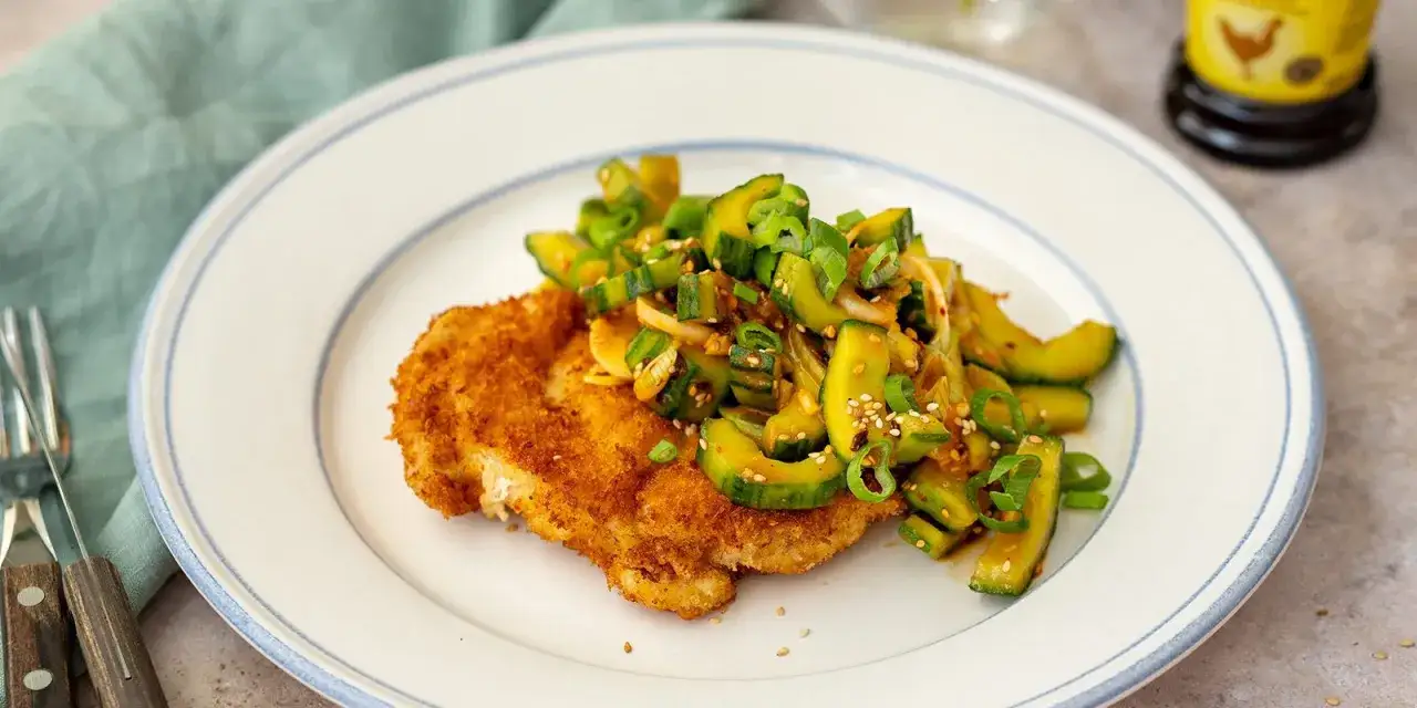 Krispig panerad schnitzel med en fr&auml;sch gurksallad toppad med sesamfr&ouml;n och salladsl&ouml;k. En h&auml;rlig kombination av texturer och smaker.