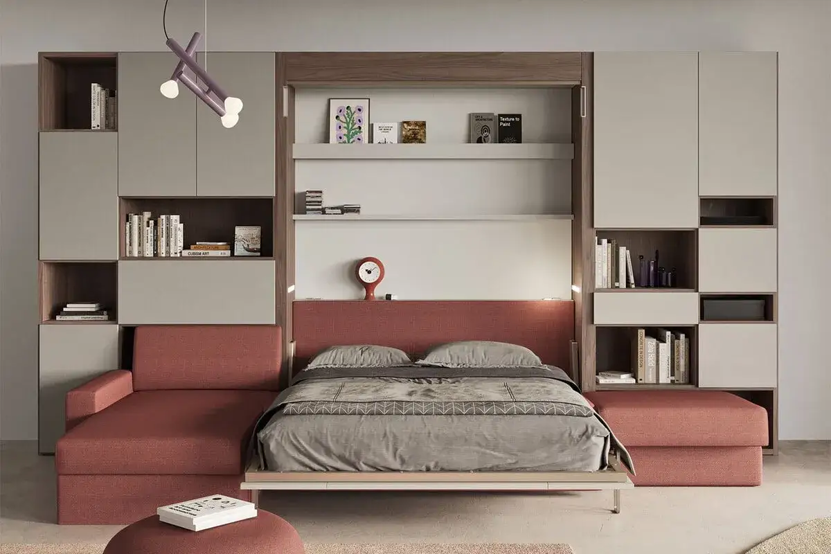 Sistema letto a scomparsa con divano e libreria integrata: perfette idee salvaspazio per case piccole.