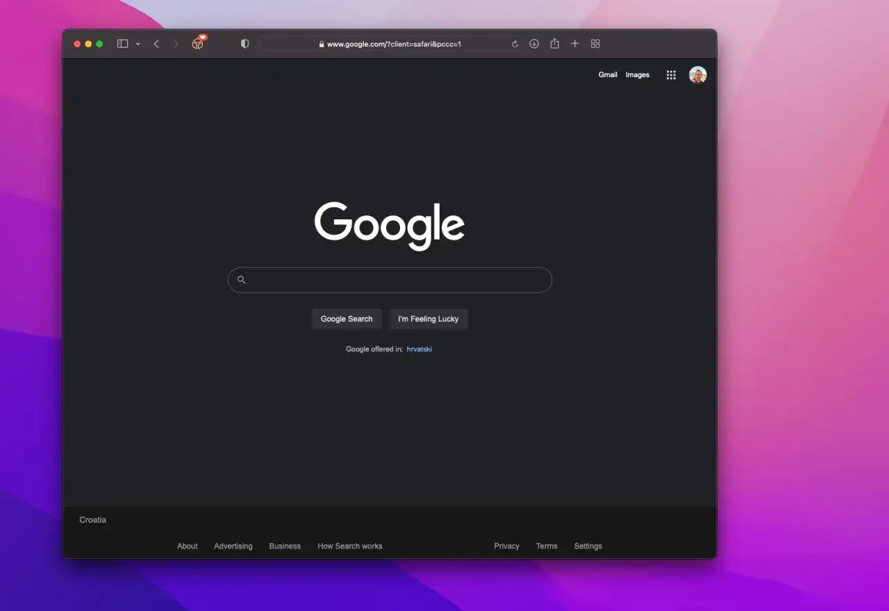 Strona główna Google w ciemnym motywie. Widoczna wyszukiwarka, przyciski 