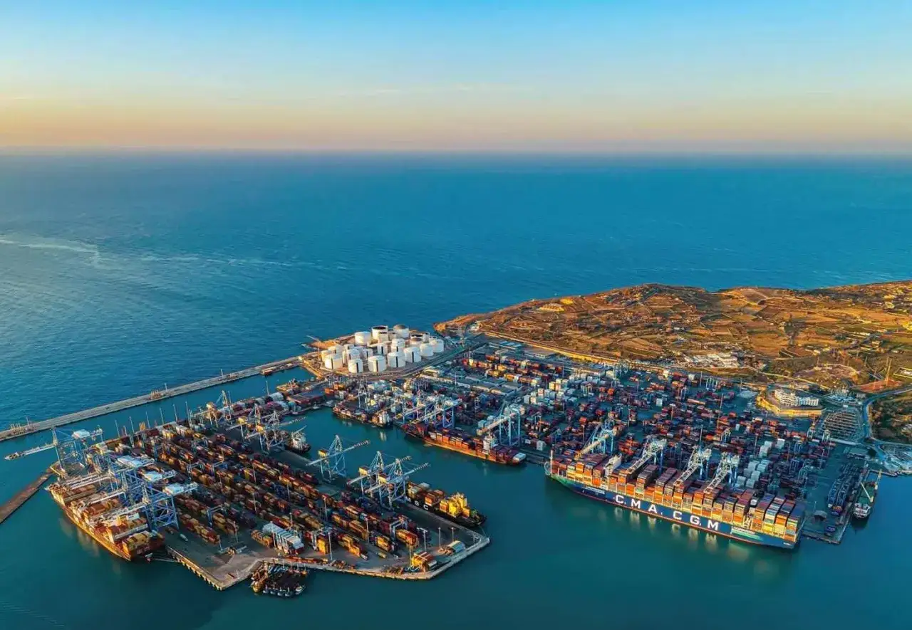 Der Malta Port, ein geschäftiges Zentrum mit Containerschiffen und Tanks, liegt am azurblauen Meer unter einem klaren Himmel.