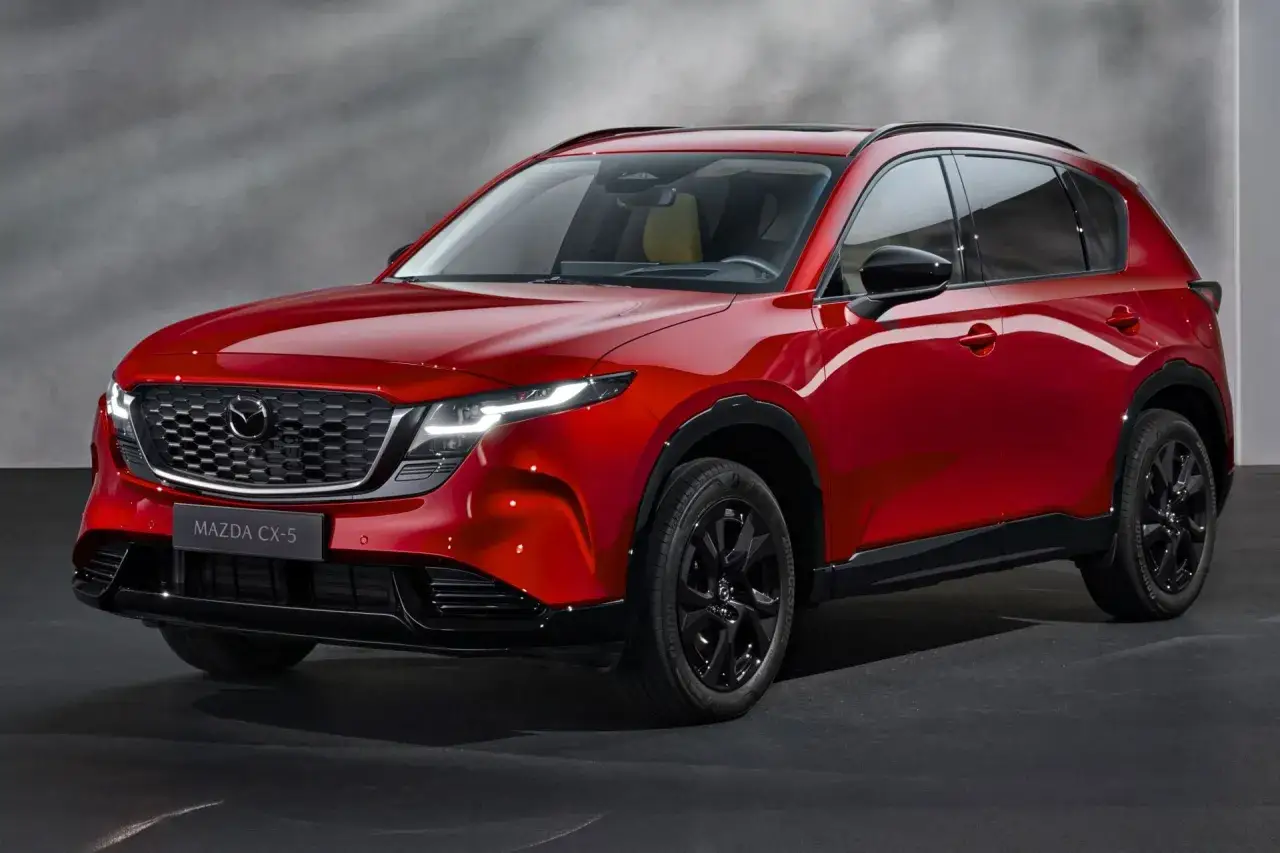 Czerwona Mazda CX-5 z czarnymi felgami i detalami. Sprawdź aktualną mazda cx-5 cena i wyposażenie.