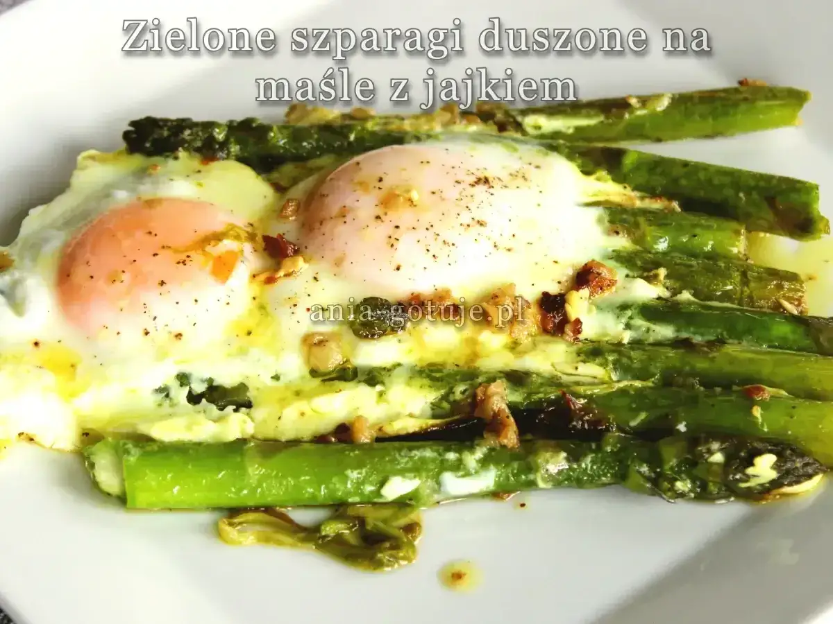 Zielone szparagi duszone na maśle z jajkiem - prosty przepis na pyszne danie.