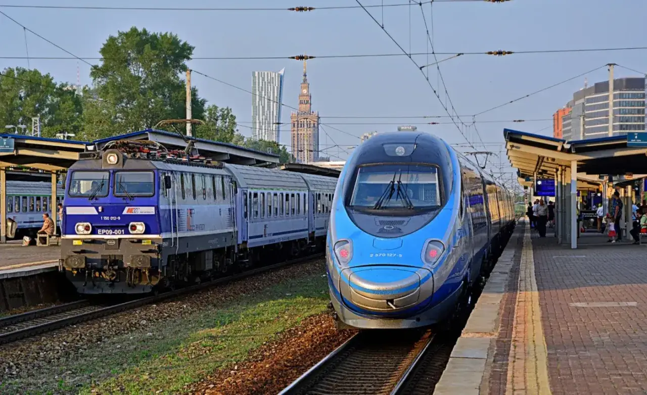 Dwa pociągi na stacji, jeden niebieski Pendolino, drugi niebiesko-szary. Sprawdź rozkład pendolino Warszawa - Kraków.