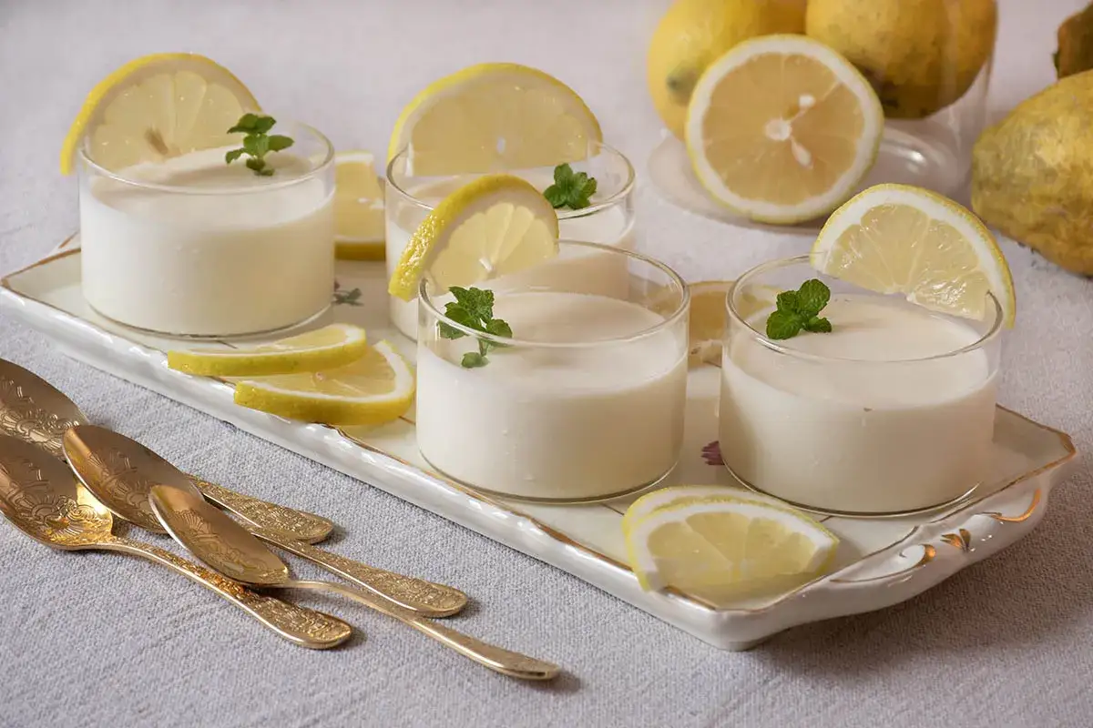 Deliciosa crema de lim&oacute;n para relleno, servida en vasitos con rodajas de lim&oacute;n y hojas de menta.