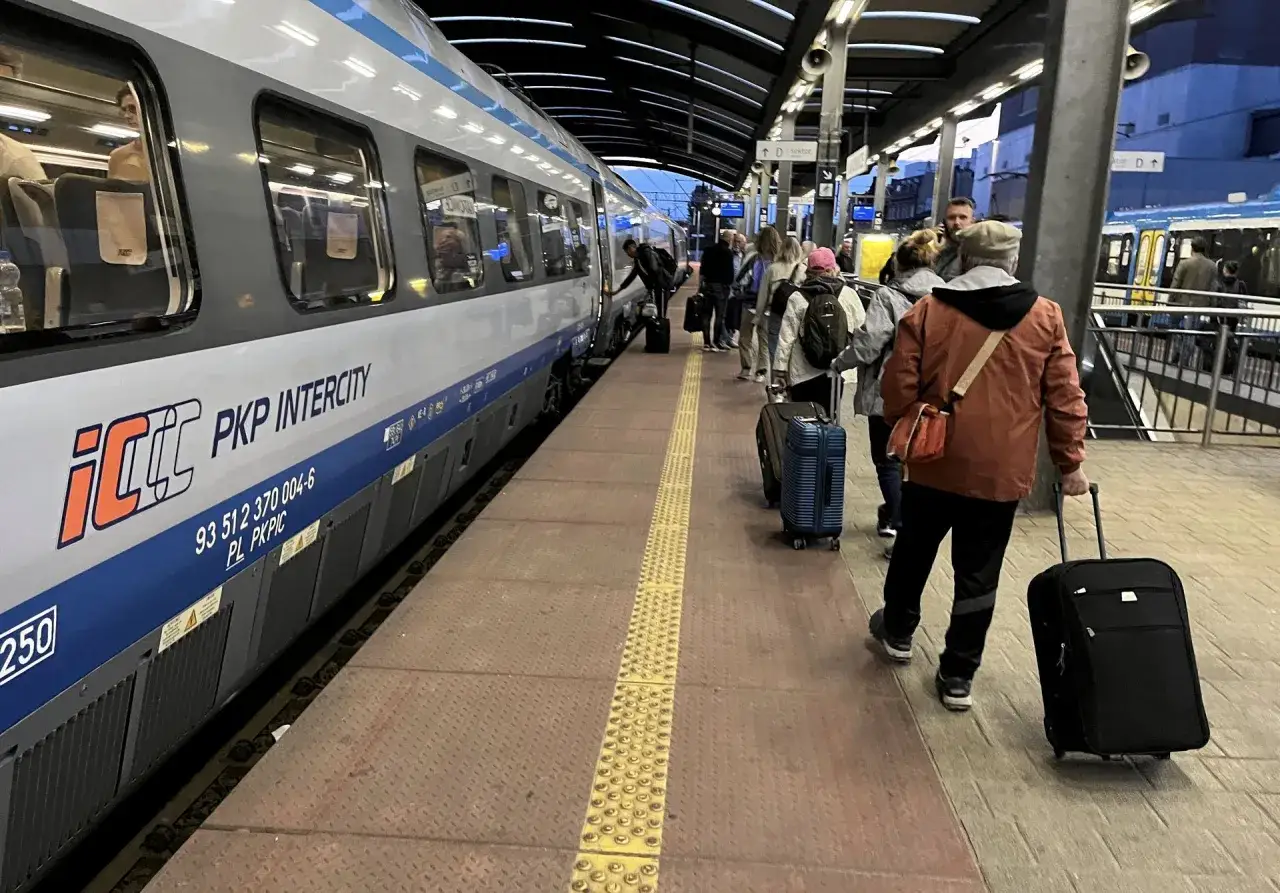 Tabela por&oacute;wnawcza zniżek PKP dla senior&oacute;w