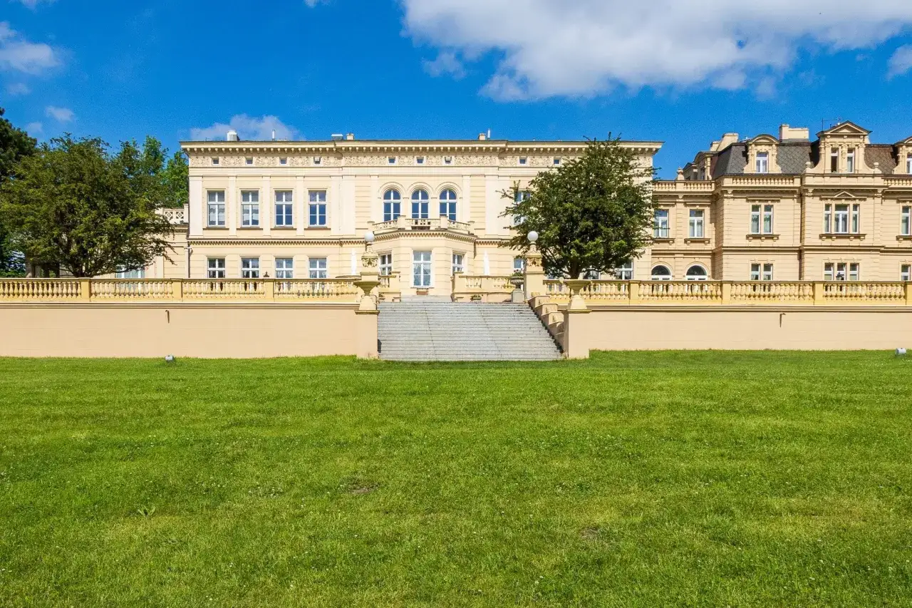 Pałac w Ostromecku, z imponującą architekturą i zielonym trawnikiem, to jedna z głównych atrakcji regionu.