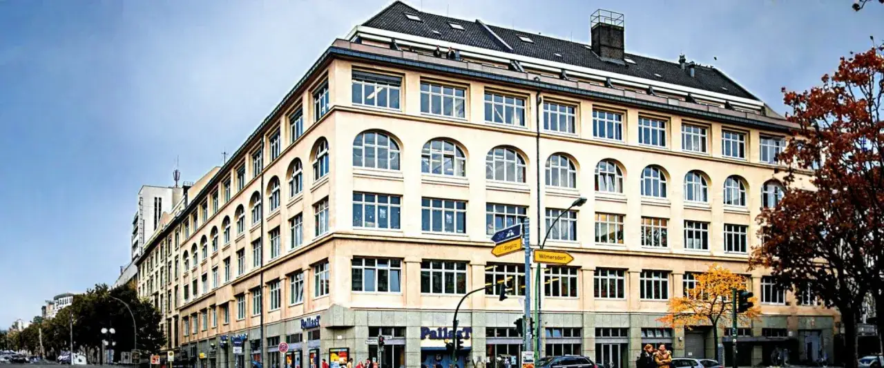 Das Geb&auml;ude der Arden University Berlin mit seinen vielen Fenstern und der markanten Architektur.