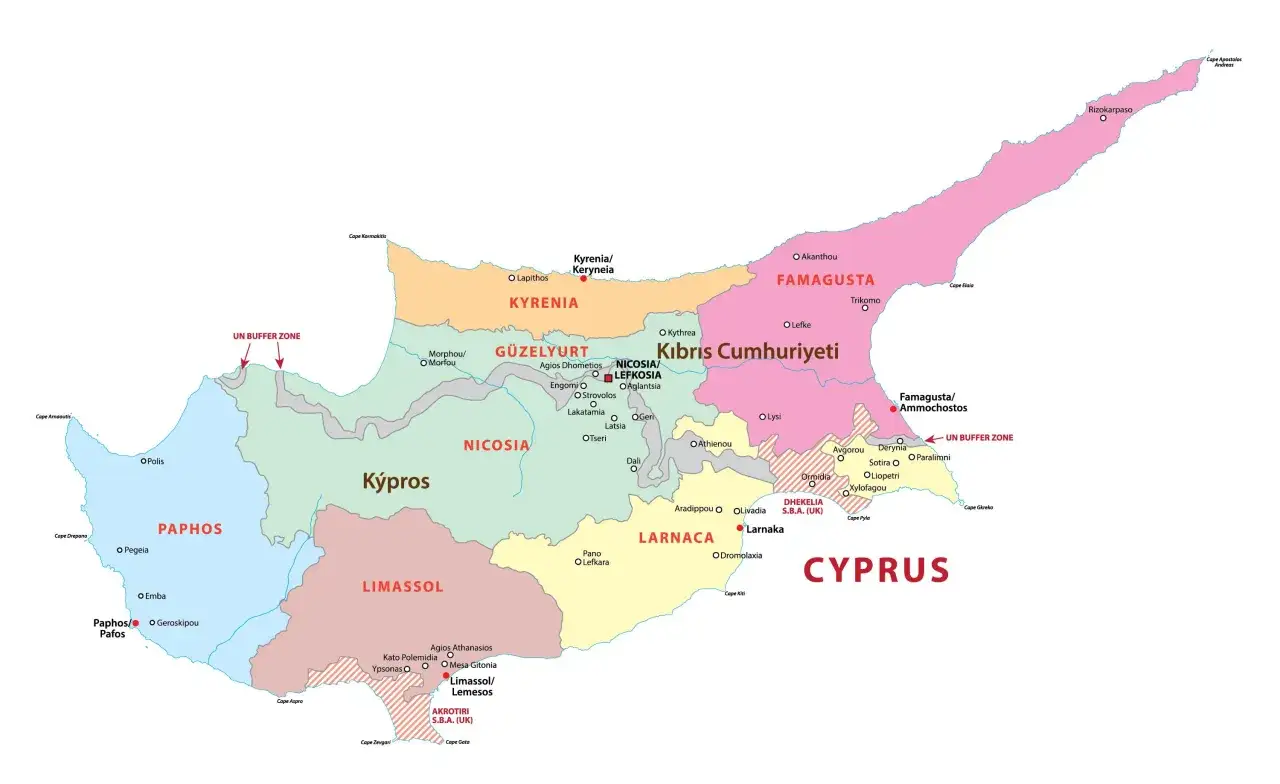 Mapa Cypru z zaznaczonymi regionami: Paphos, K&iacute;pros, Limassol, Larnaca, Famagusta, Kyrenia, Nikozja. Czy jest bezpiecznie? Mapa pokazuje strefę buforową ONZ.