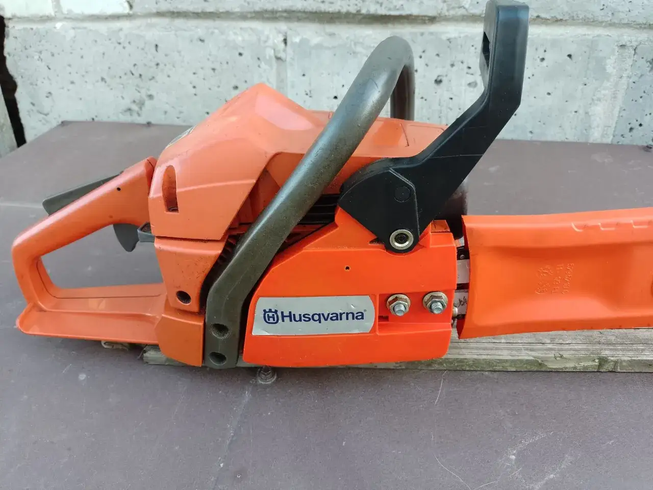 Pomarańczowa piła łańcuchowa Husqvarna 137. Dane techniczne tej maszyny są kluczowe dla jej wydajności.