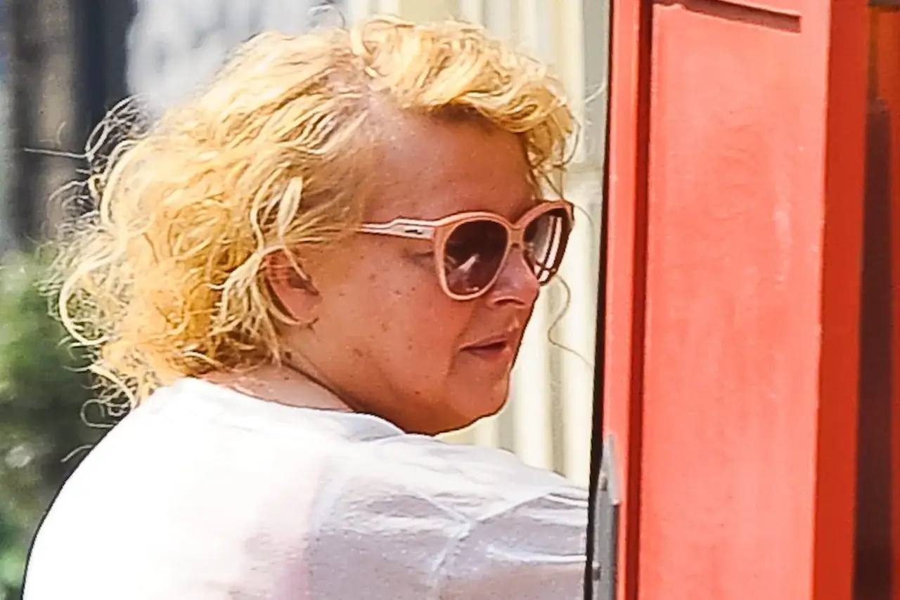 Magda Gessler bez doczepów, w okularach przeciwsłonecznych, z burzą blond loków.