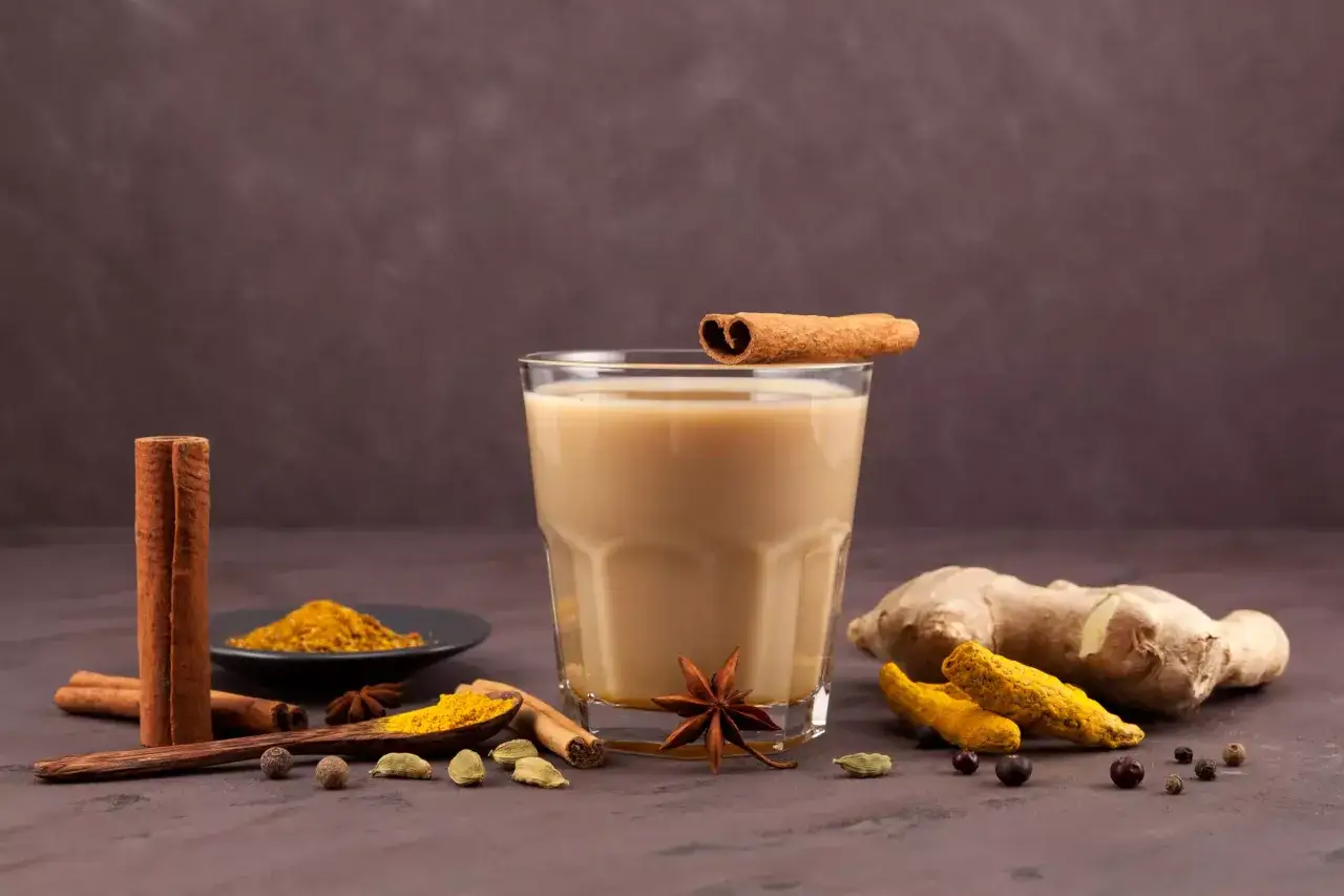 Różne formy Masala Chai (liściasta, torebki, przyprawy)