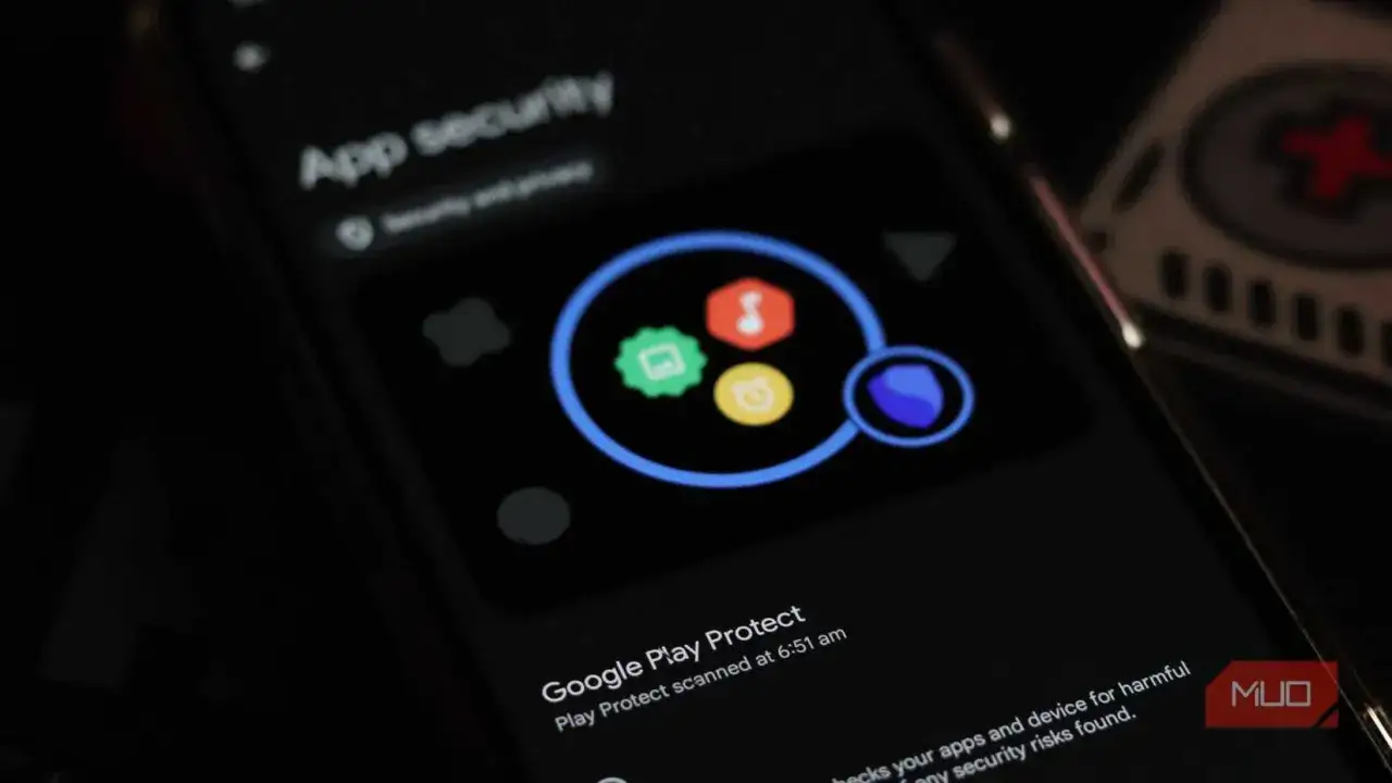 Ekran telefonu z Google Play Protect, który działa jak antywirus na telefon, skanując aplikacje i urządzenie pod kątem zagrożeń.