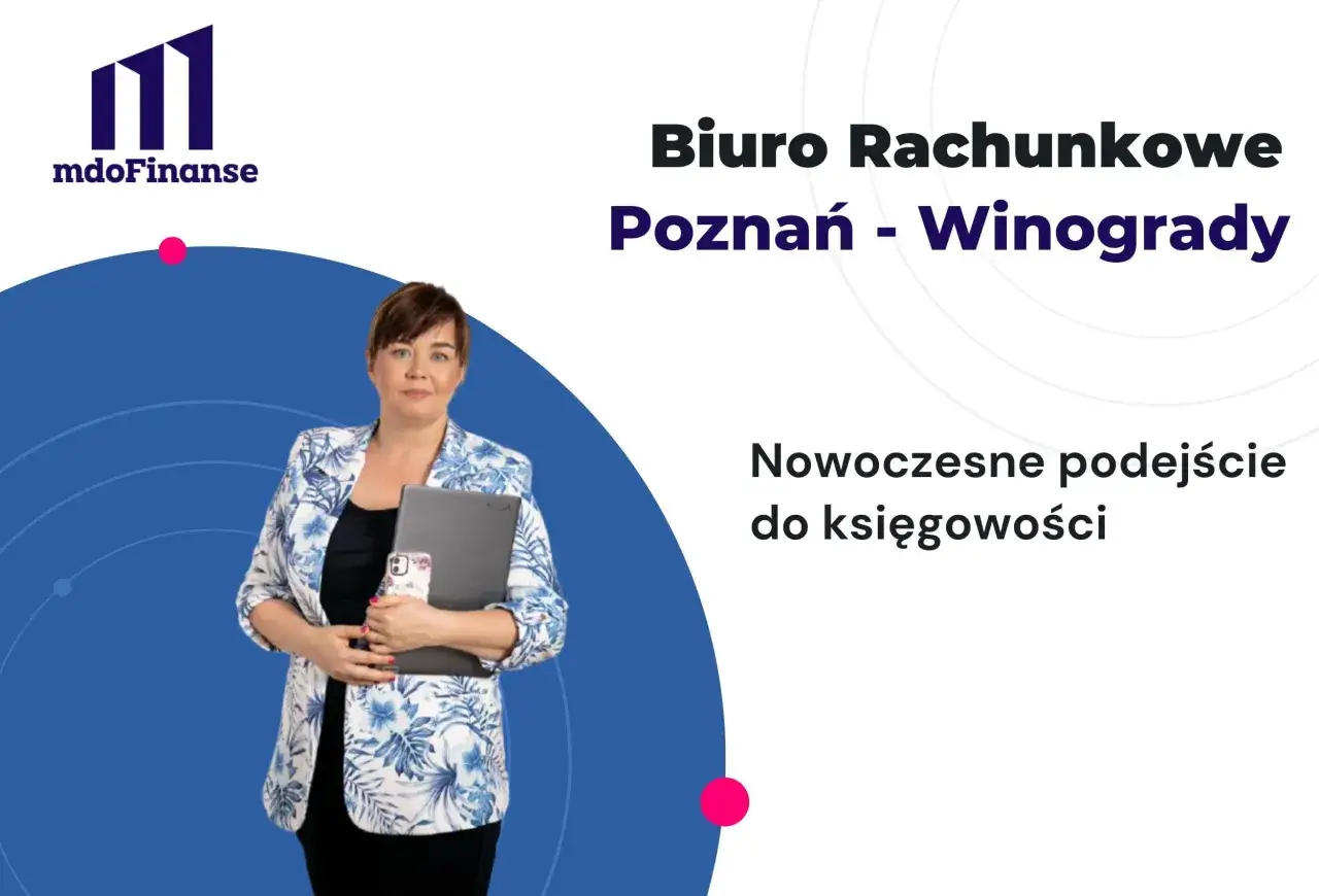 Kobieta w marynarce z motywem roślinnym trzyma laptopa i telefon. Logo 