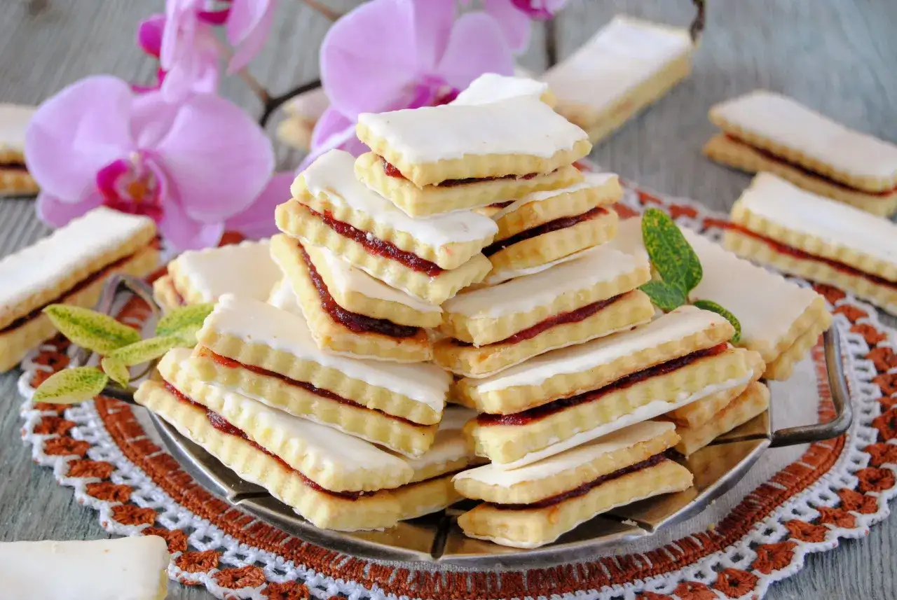 Stos ciasteczek z dżemem, polanych lukrem, przypomina klawisze pianina.