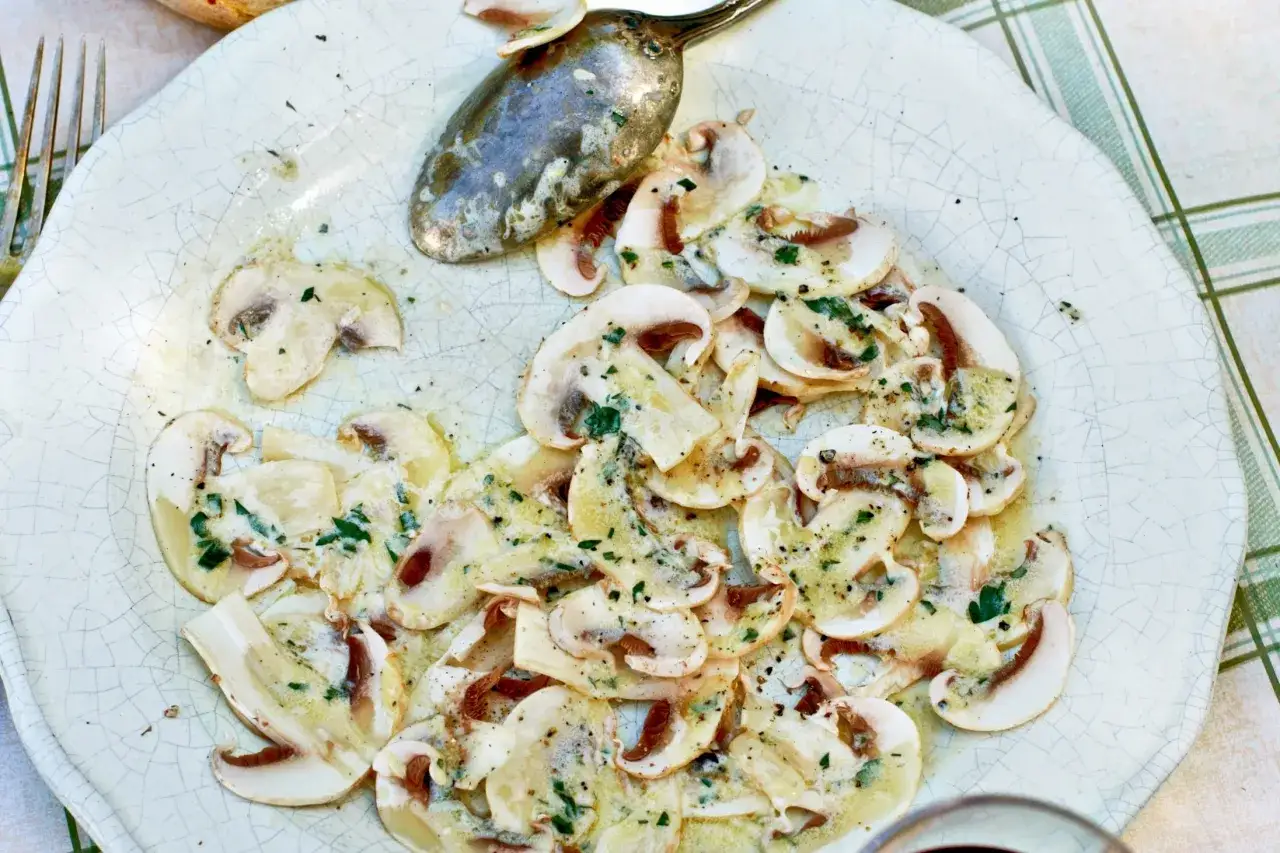 Kr&auml;miga champinjoner med &ouml;rter, perfekt som tillbeh&ouml;r eller en enkel r&auml;tt. Ett gott champinjoner recept!