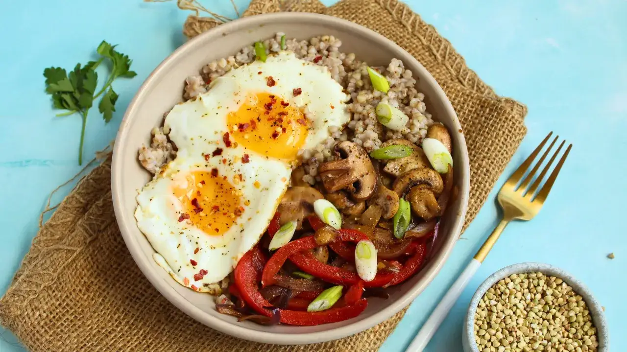 Herzhaftes Gericht mit Buchweizen, Spiegeleiern, Pilzen und Paprika. Eine gute Wahl für Diabetiker, die auf gesunde Ernährung achten.