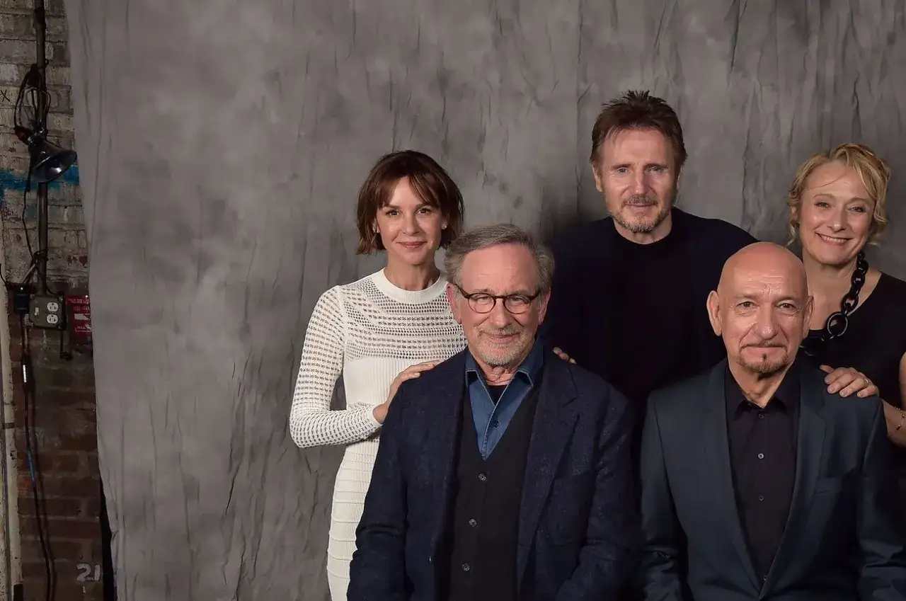 Steven Spielberg z obsadą Listy Schindlera: Liam Neeson, Ben Kingsley, Caroline Goodall i Embeth Davidtz.
