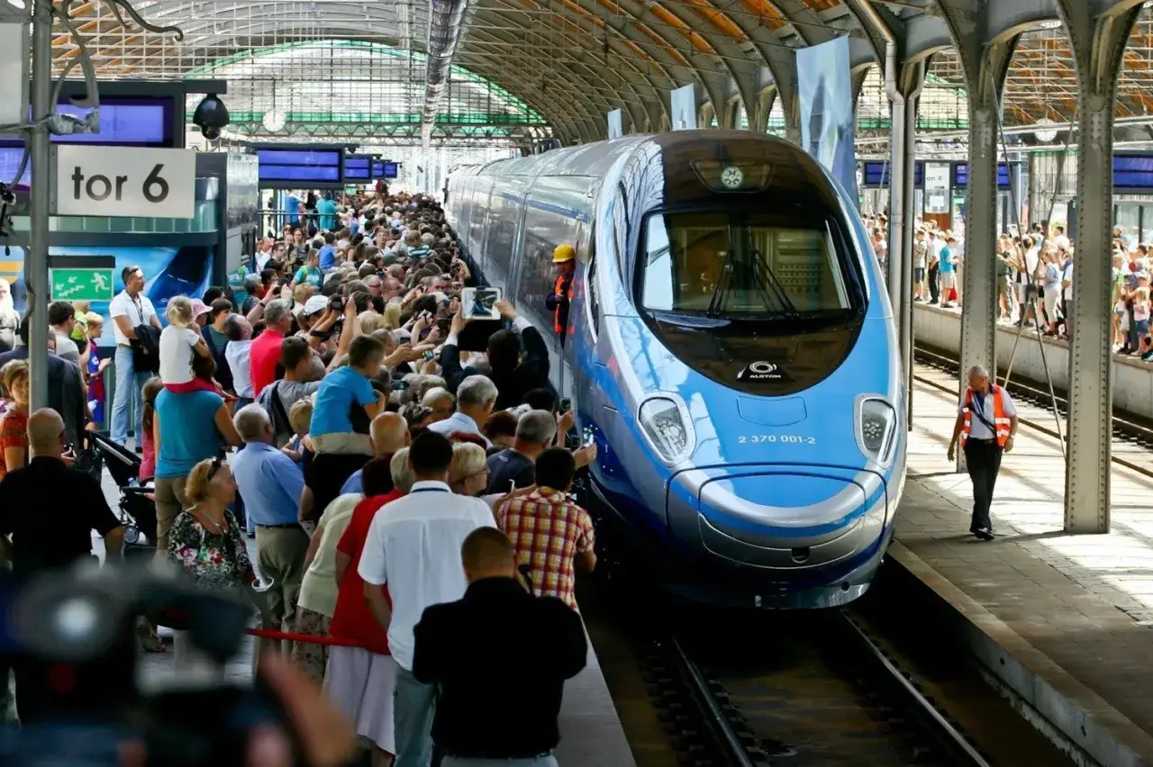 Tłum ludzi wita nowoczesne Pendolino na torze 6, gotowe do podróży Wrocław-Warszawa.