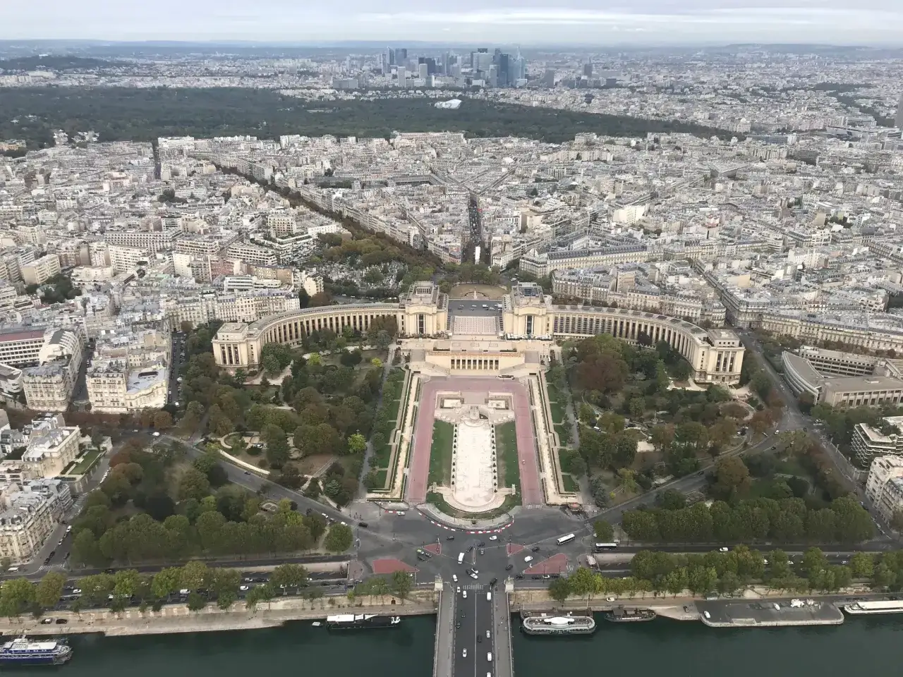 Vue a&eacute;rienne de Paris, avec le Trocad&eacute;ro et le symbole de la Tour Eiffel en arri&egrave;re-plan.