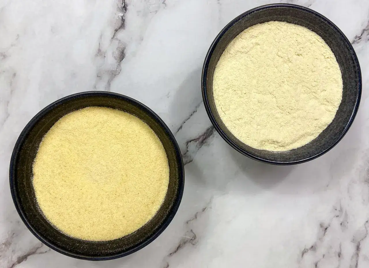 Dos cuencos con semolina, uno m&aacute;s fino que el otro. La semolina es un ingrediente vers&aacute;til en la cocina.