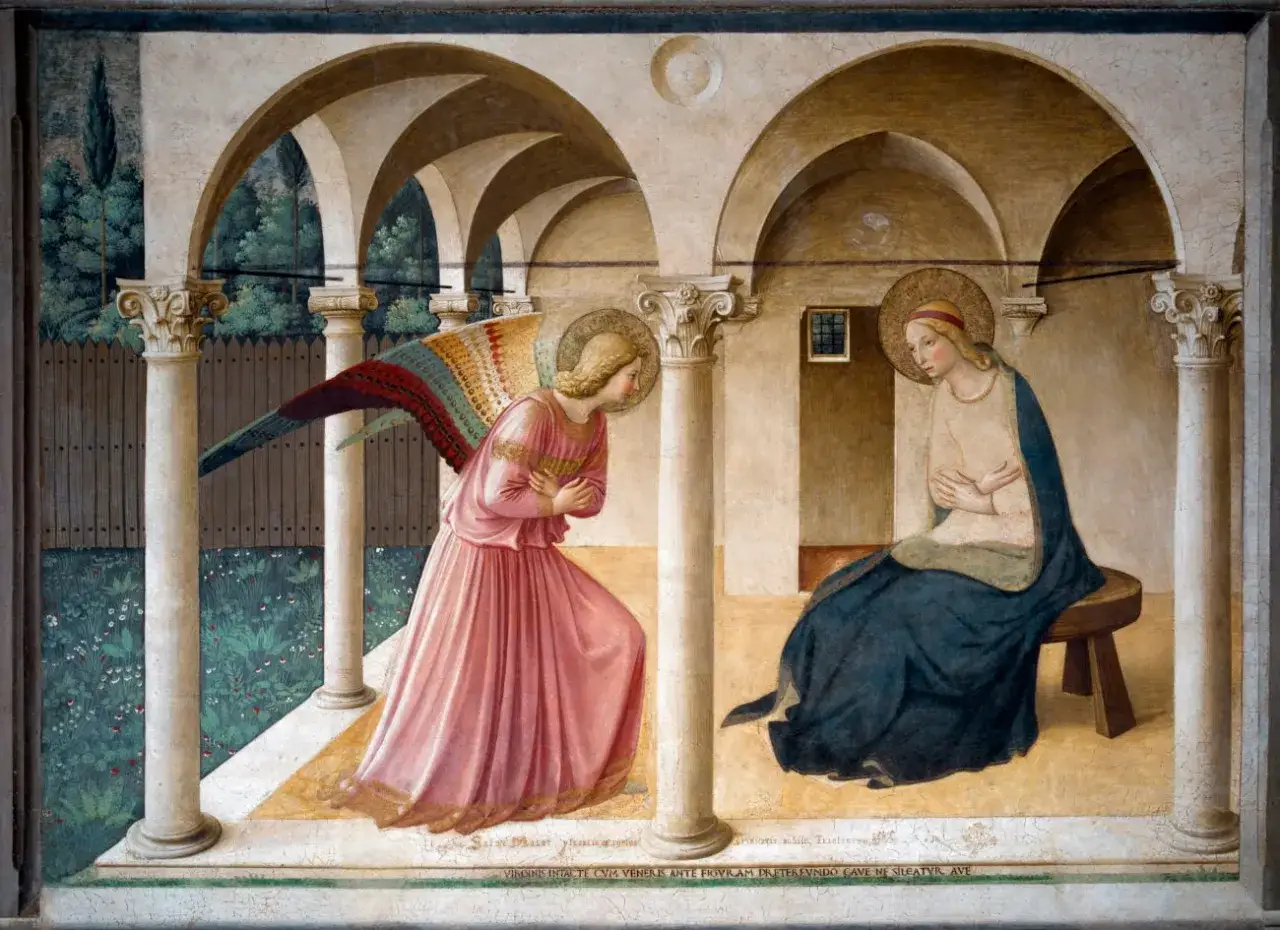 Annonciation au couvent San Marco de Florence. L'ange Gabriel, aux ailes colorées, annonce à la Vierge Marie qu'elle concevra le Christ.