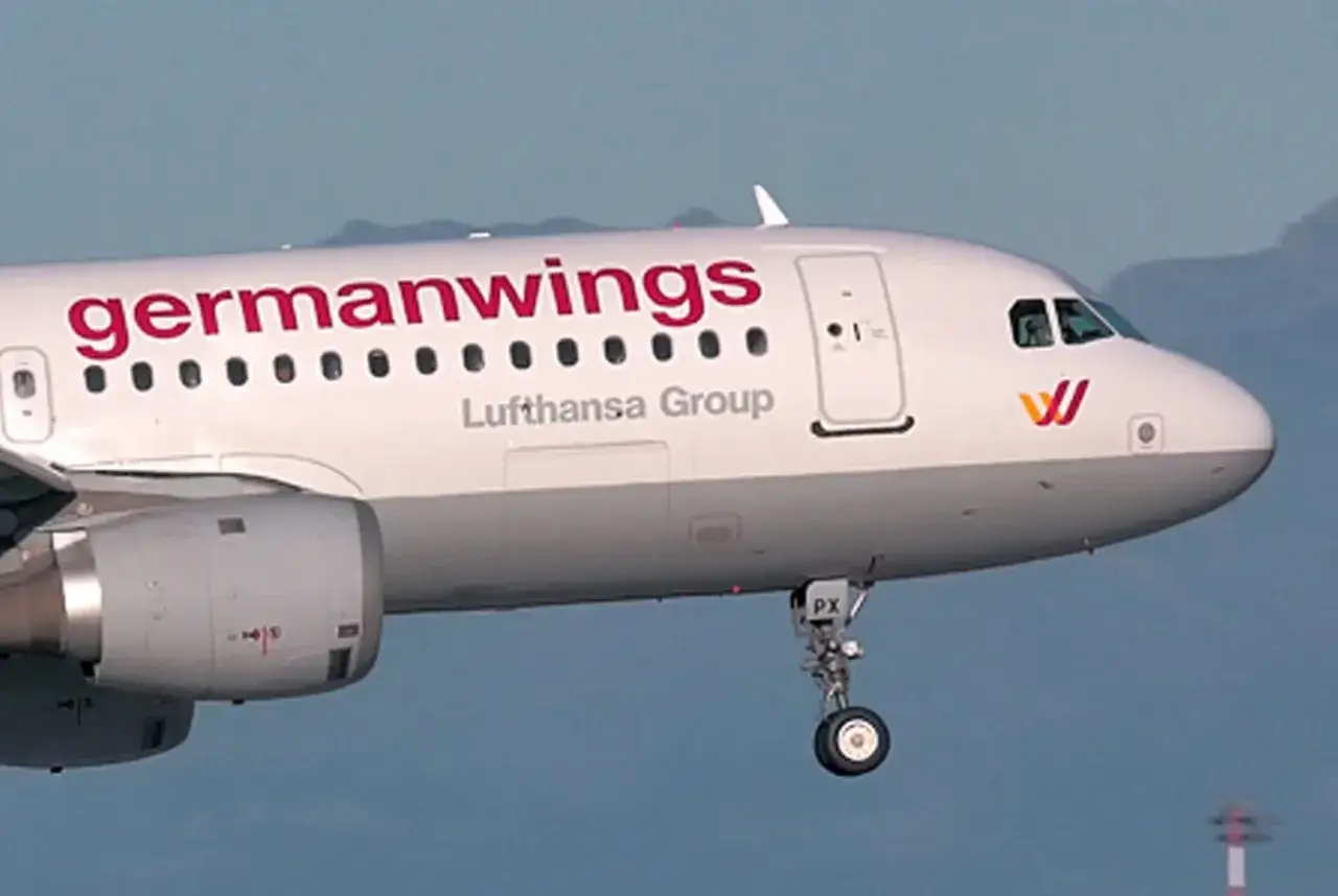 Samolot Germanwings z logo Lufthansa Group zbliża się do lądowania.