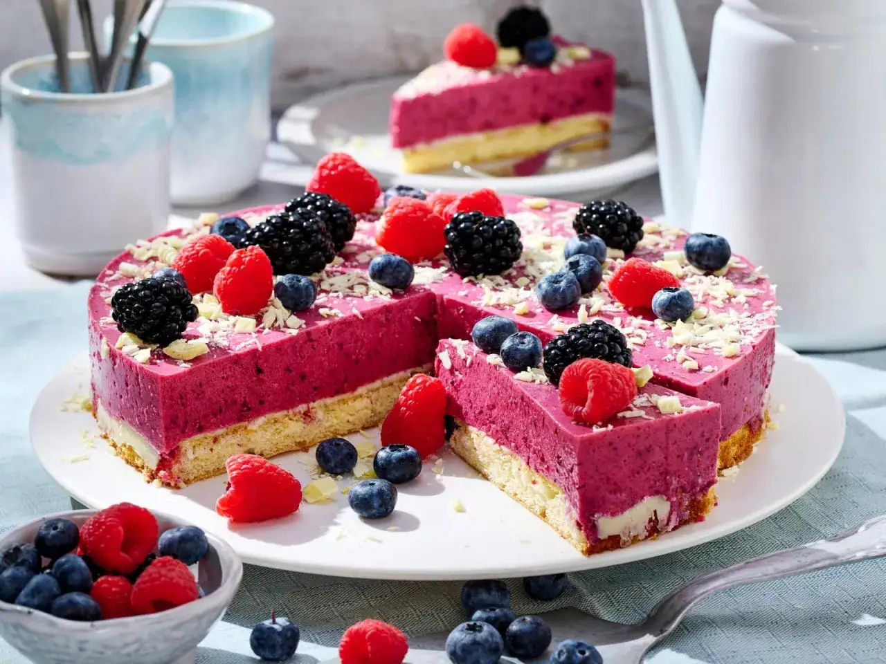 Ein k&ouml;stlicher, schneller Quark Joghurt Kuchen mit frischen Beeren und wei&szlig;er Schokolade. Perfekt f&uuml;r jeden Anlass!