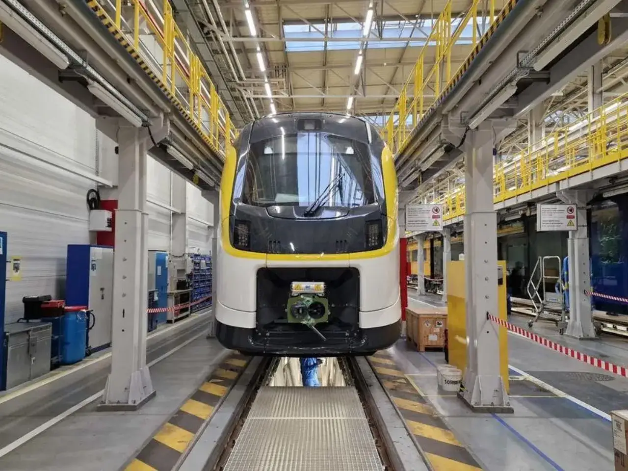 Nowy pociąg w hali produkcyjnej Alstom Chorz&oacute;w.