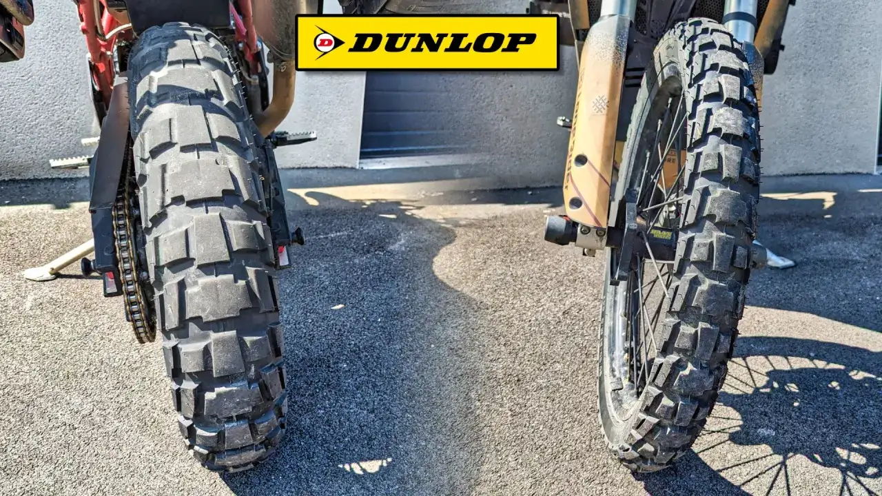 Dos neumáticos de moto, uno trasero y otro delantero, con el logo Dunlop Trailmax Raid. Listos para la aventura.