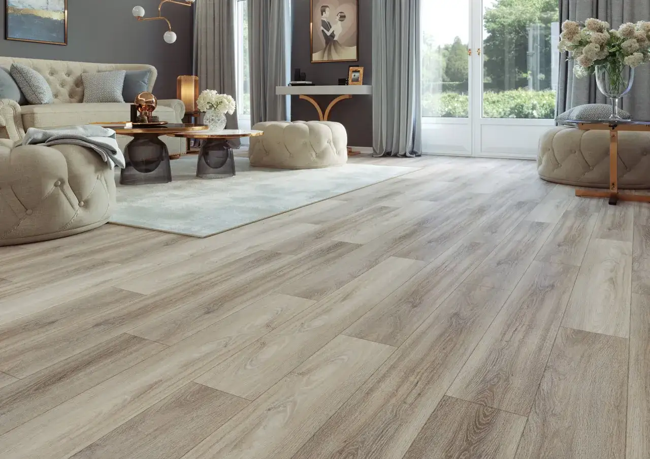 Un elegante soggiorno con un nuovo pavimento in laminato effetto legno, perfetto per ricoprire pavimento con stile.