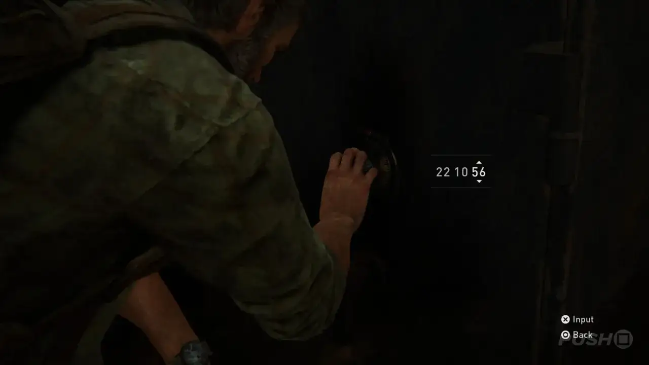 Joel intenta abrir una caja fuerte de hotel en The Last of Us. El código es 22 10 56.