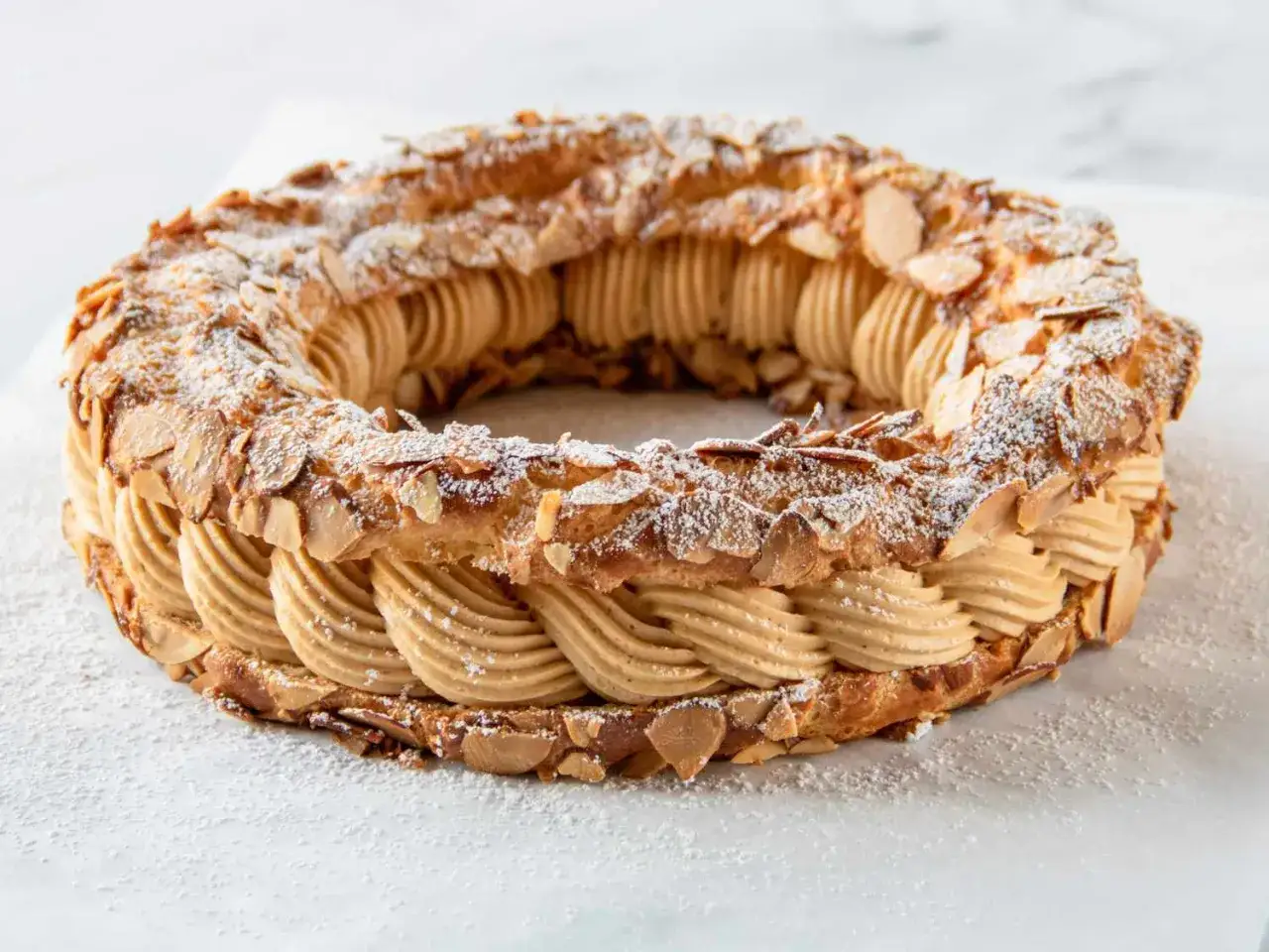 Paris Brest meilleur du chef, une couronne de p&acirc;te &agrave; choux garnie de cr&egrave;me onctueuse et parsem&eacute;e d'amandes effil&eacute;es. Un d&eacute;lice !