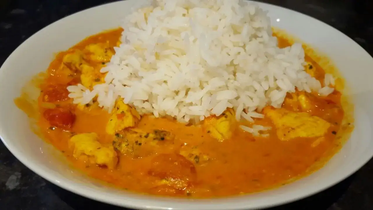 kurczak w sosie curry z ryżem