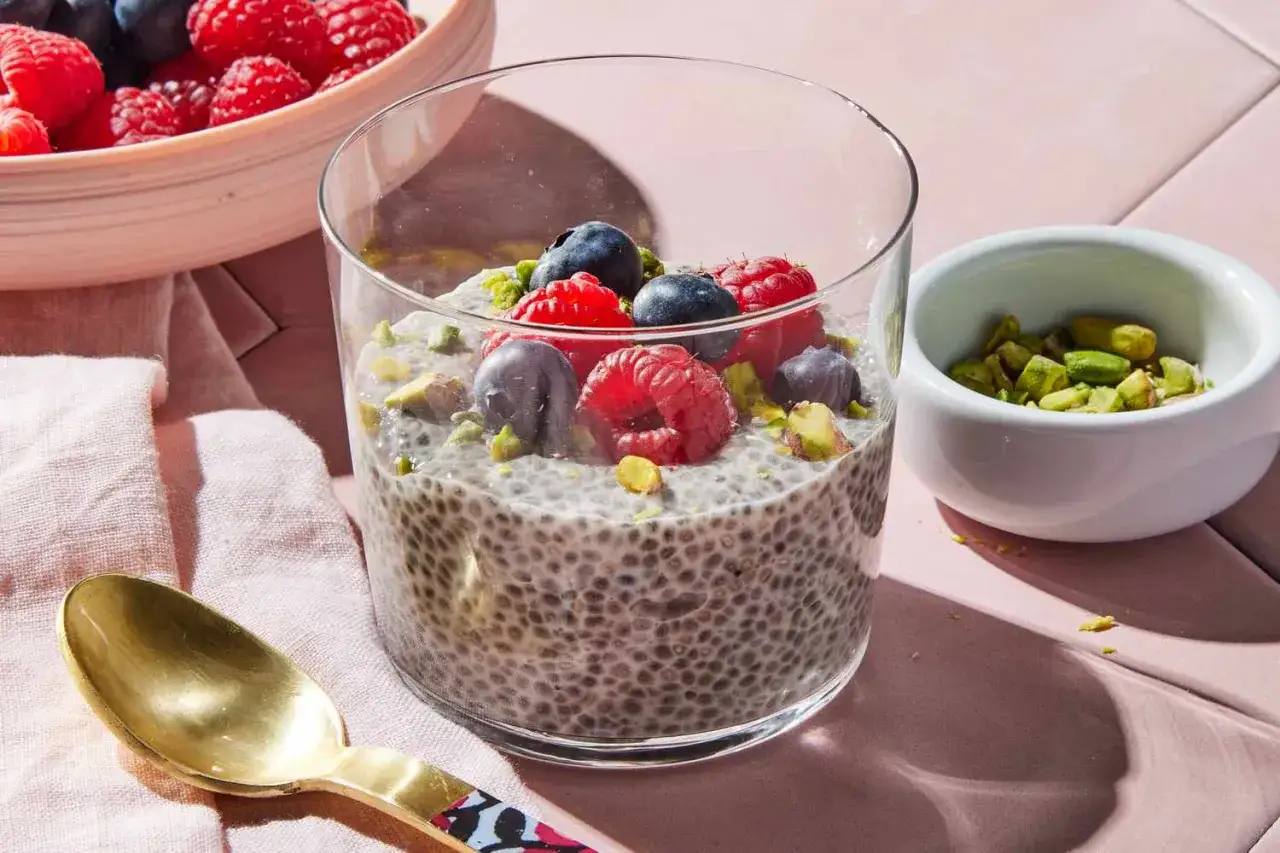 Pudding chia z owocami i pistacjami &ndash; pyszny i zdrowy spos&oacute;b, jak jeść nasiona chia.