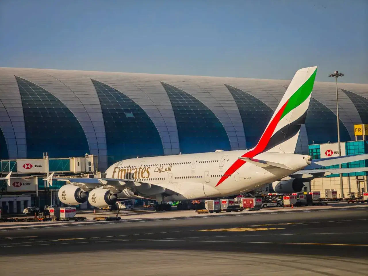 Ein Emirates A380 Airbus steht am Gate vor einem modernen Terminal.