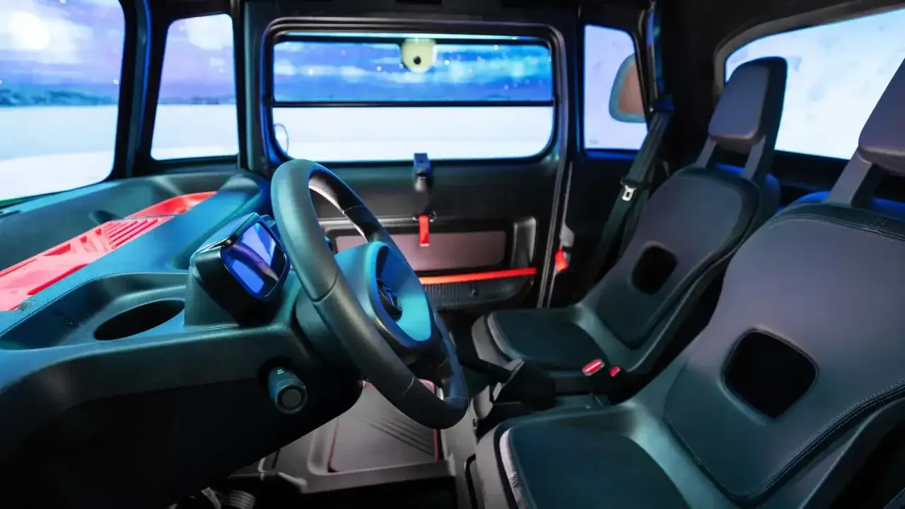 Interni Citroen Ami: volante, sedili neri e cruscotto con display blu. Un'avventura urbana ti aspetta!