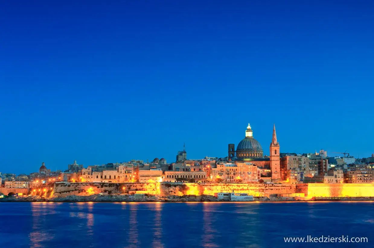 Malta w styczniu: pogoda sprzyja wieczornym spacerom po oświetlonym mieście. Widok na panoramę Valletty z morza.