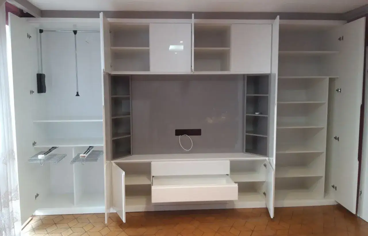 porównanie kosztów szafy na wymiar DIY vs stolarz