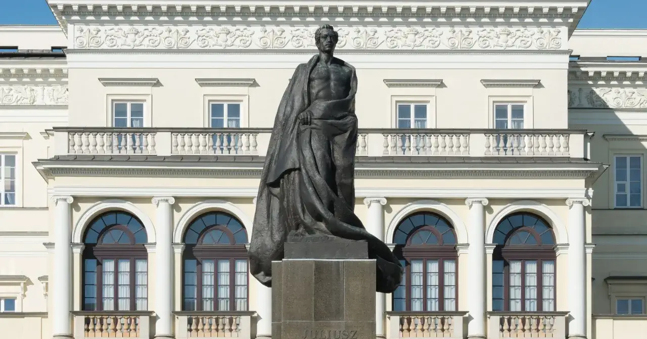 Pomnik Słowackiego, dumnie stojący przed klasycystycznym budynkiem, upamiętnia wielkiego polskiego poetę.