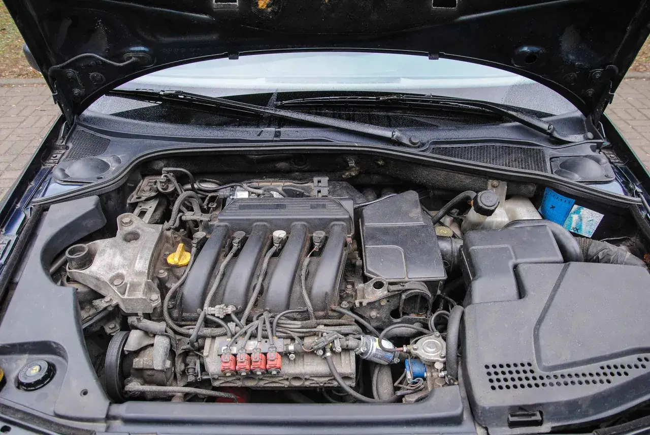 Silnik Renault Laguna 2 z widocznymi wtryskiwaczami gazu.
