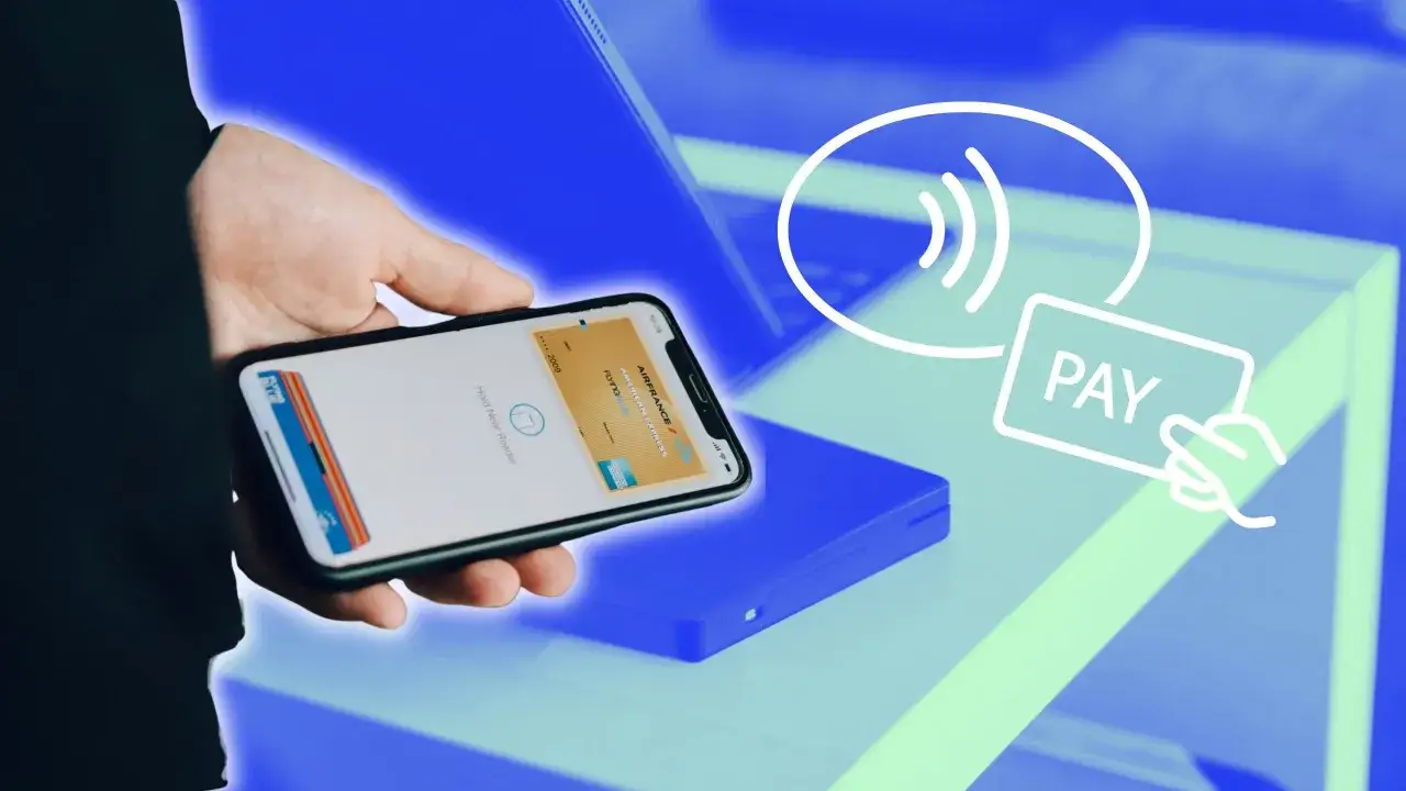 Dłoń trzyma iPhone'a z kartą Air France, gotową do płatności zbliżeniowej NFC.