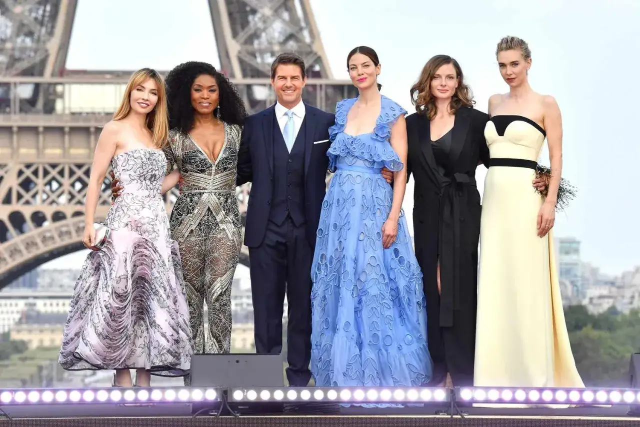 Gwiazdy z obsady Mission Impossible Fallout, w tym Tom Cruise, pozują na tle Wieży Eiffla.