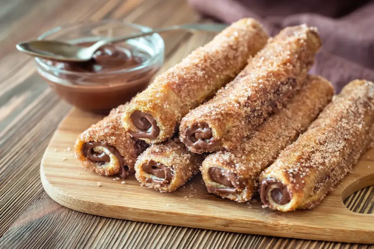 Nutella French Toast Rolls, knusprig und mit Zimt-Zucker bestreut, warten auf dich. Ein s&uuml;&szlig;er Traum!