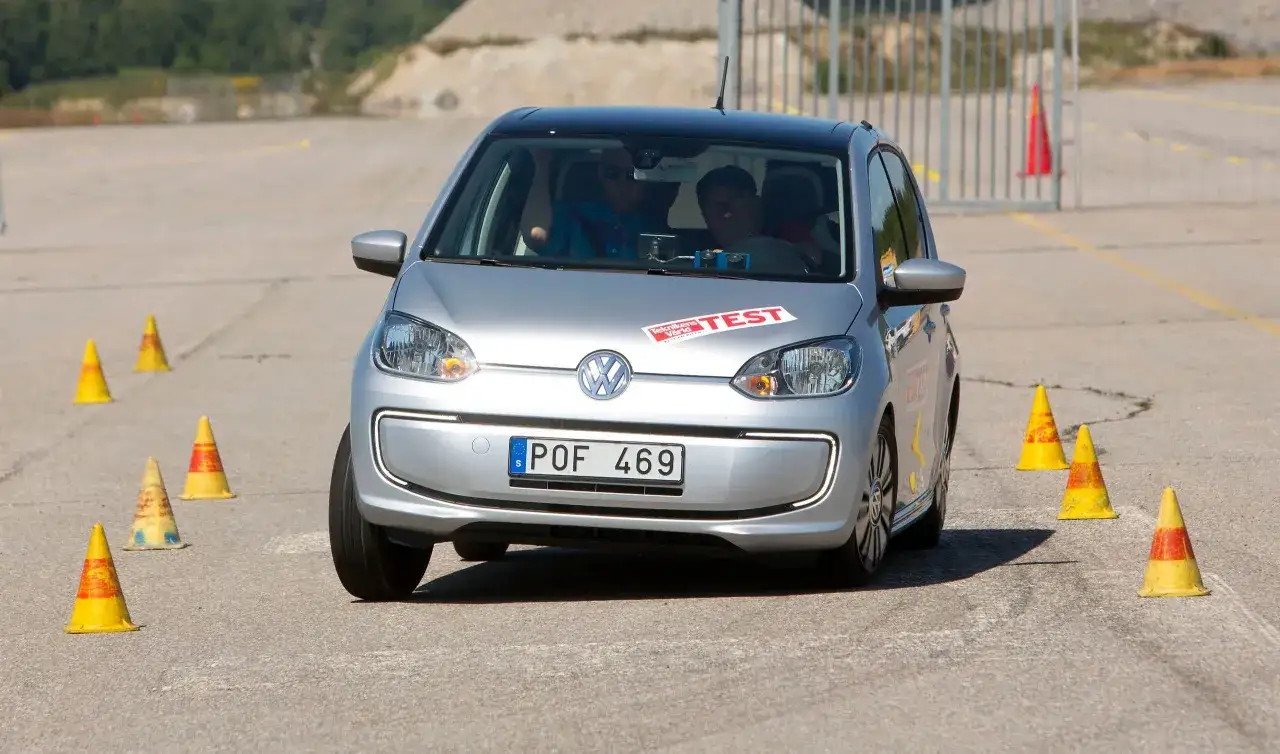 Silver Volkswagen Up begagnad körs genom en konbana.