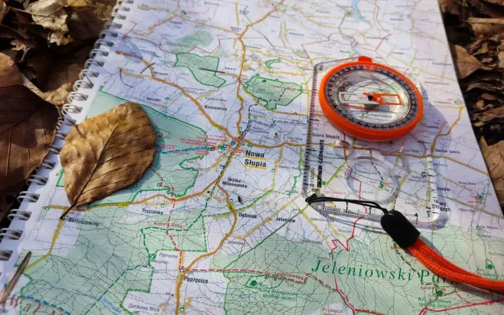 indywidualne planowanie podróży, mapa i kompas