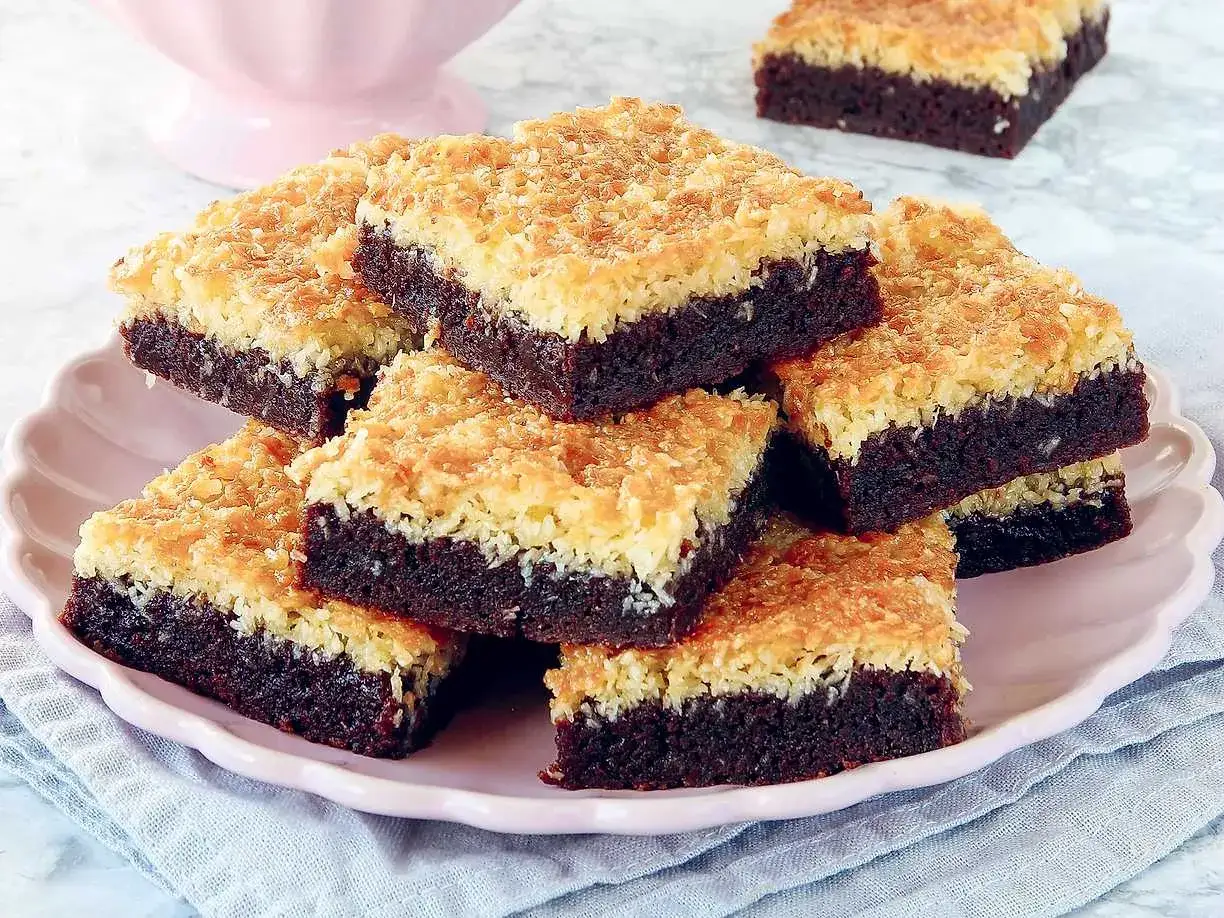 En hög med saftiga browniebitar med ett gyllene kokostäcke. Perfekt för fikat!