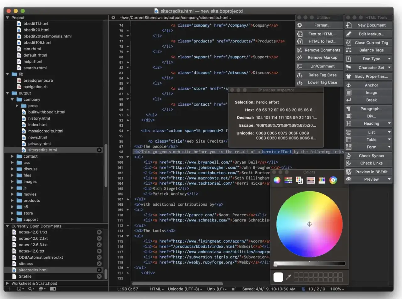 Edytor kodu pokazuje, jak otworzyć plik HTML. Widać panel projektu z listą plików, edytor kodu z kodem HTML oraz okno inspektora znaków.